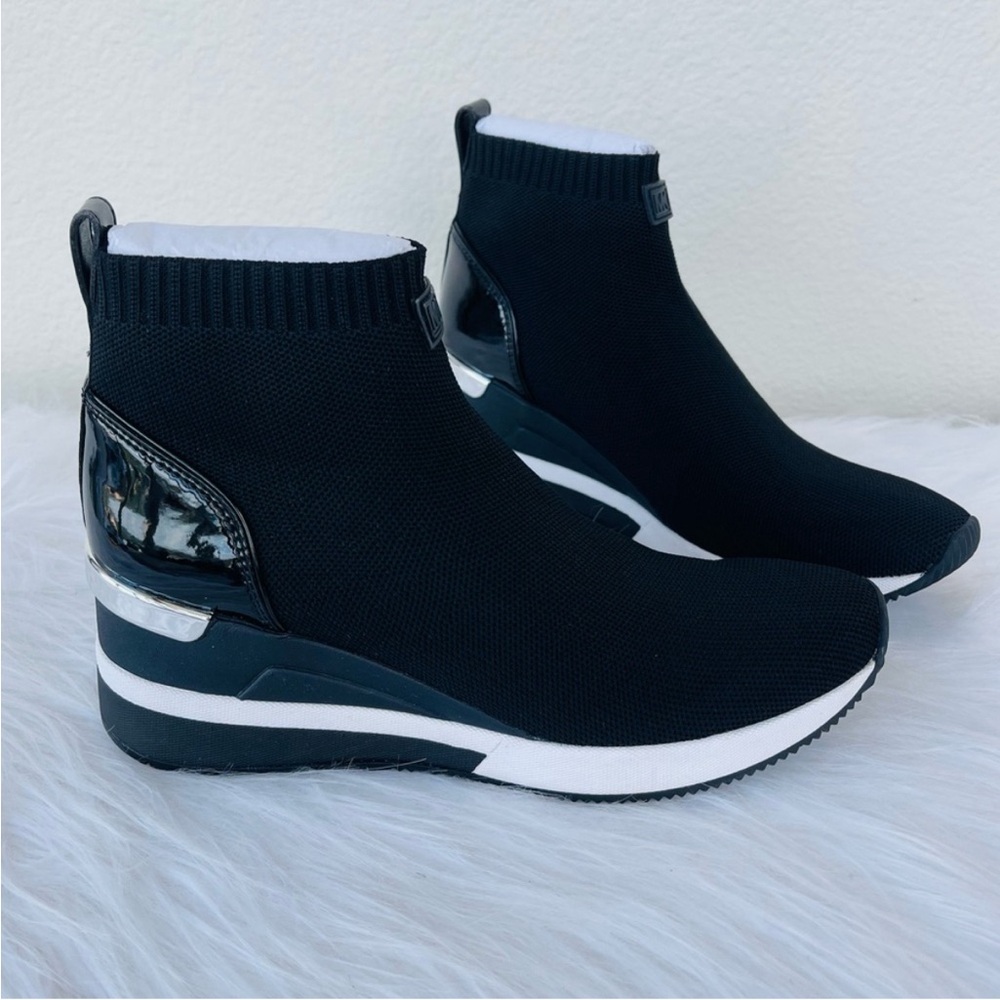 New! Michael Kors
Skyler High-Top Black Patent Leather Boots Women’s Size 7.5